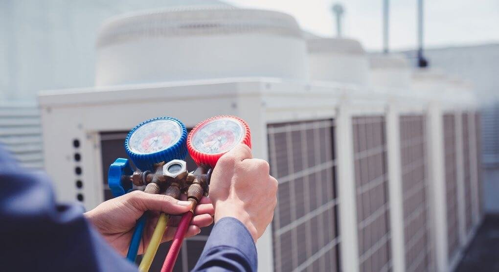 Técnico trabalhando em equipamento HVAC