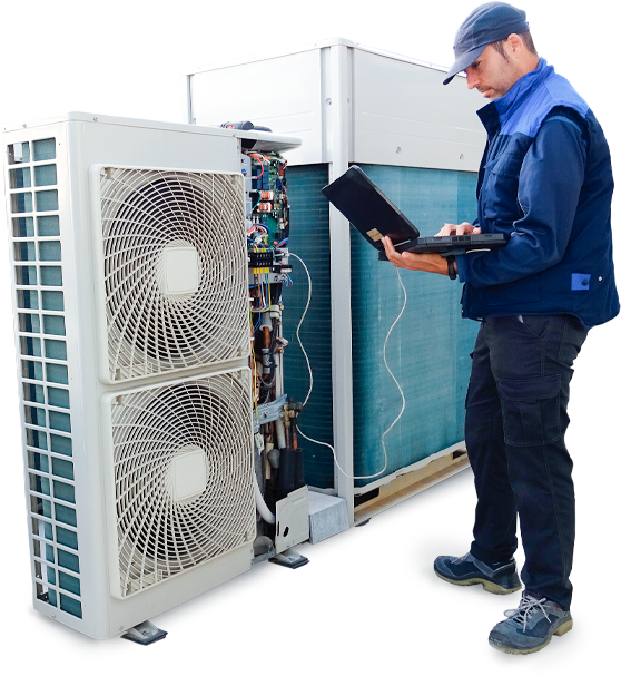 Técnico realizando manutenção em equipamento de climatização