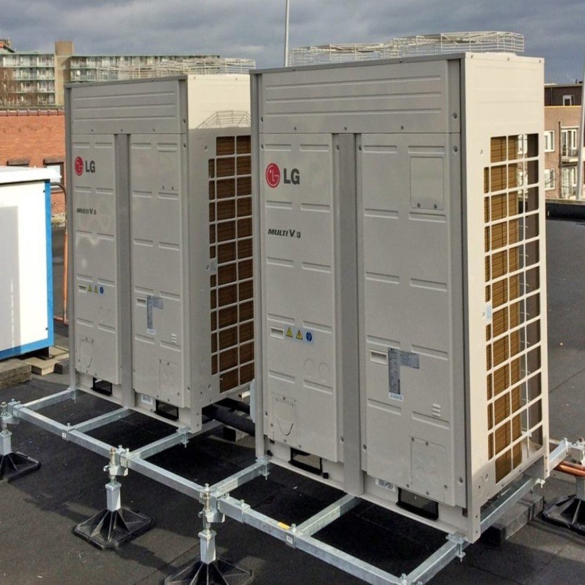 Profissional realizando manutenção em equipamento HVAC